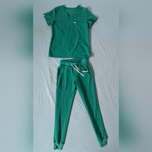 Figs Hunter Green scrub set